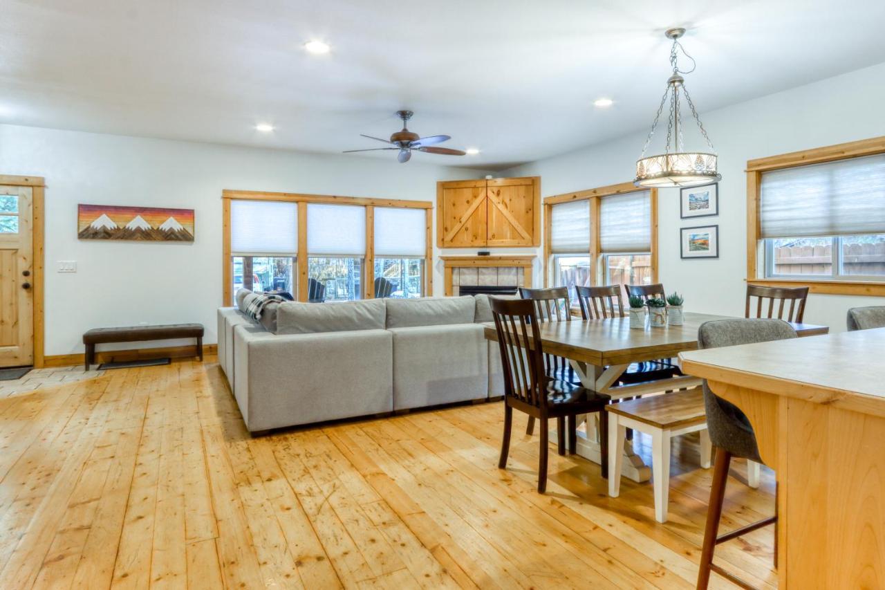 Oak Street Retreat Villa Sisters Bagian luar foto
