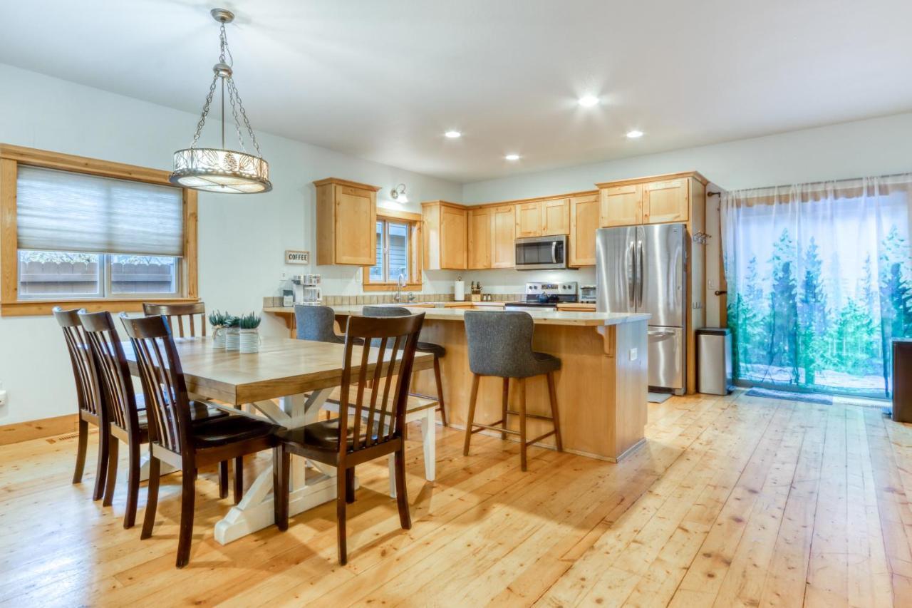 Oak Street Retreat Villa Sisters Bagian luar foto