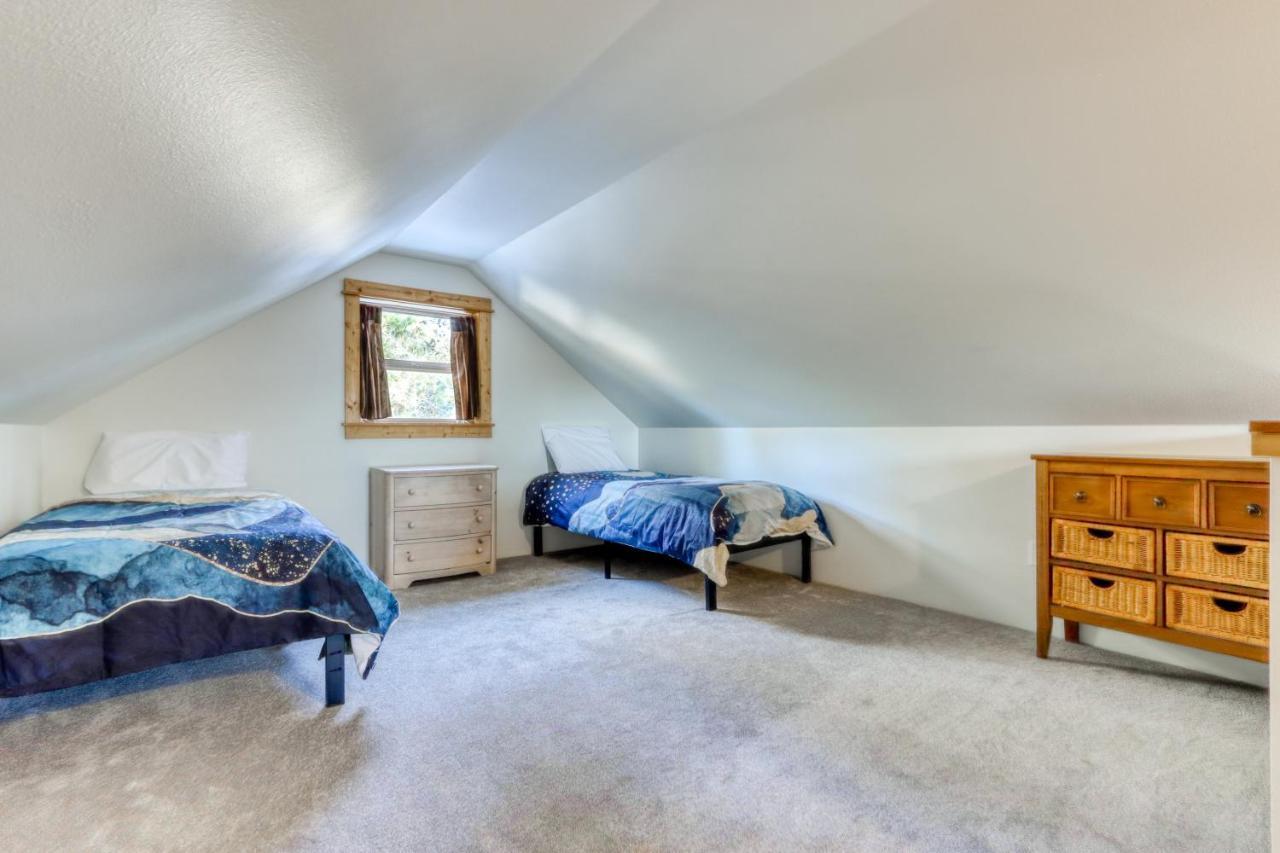 Oak Street Retreat Villa Sisters Bagian luar foto